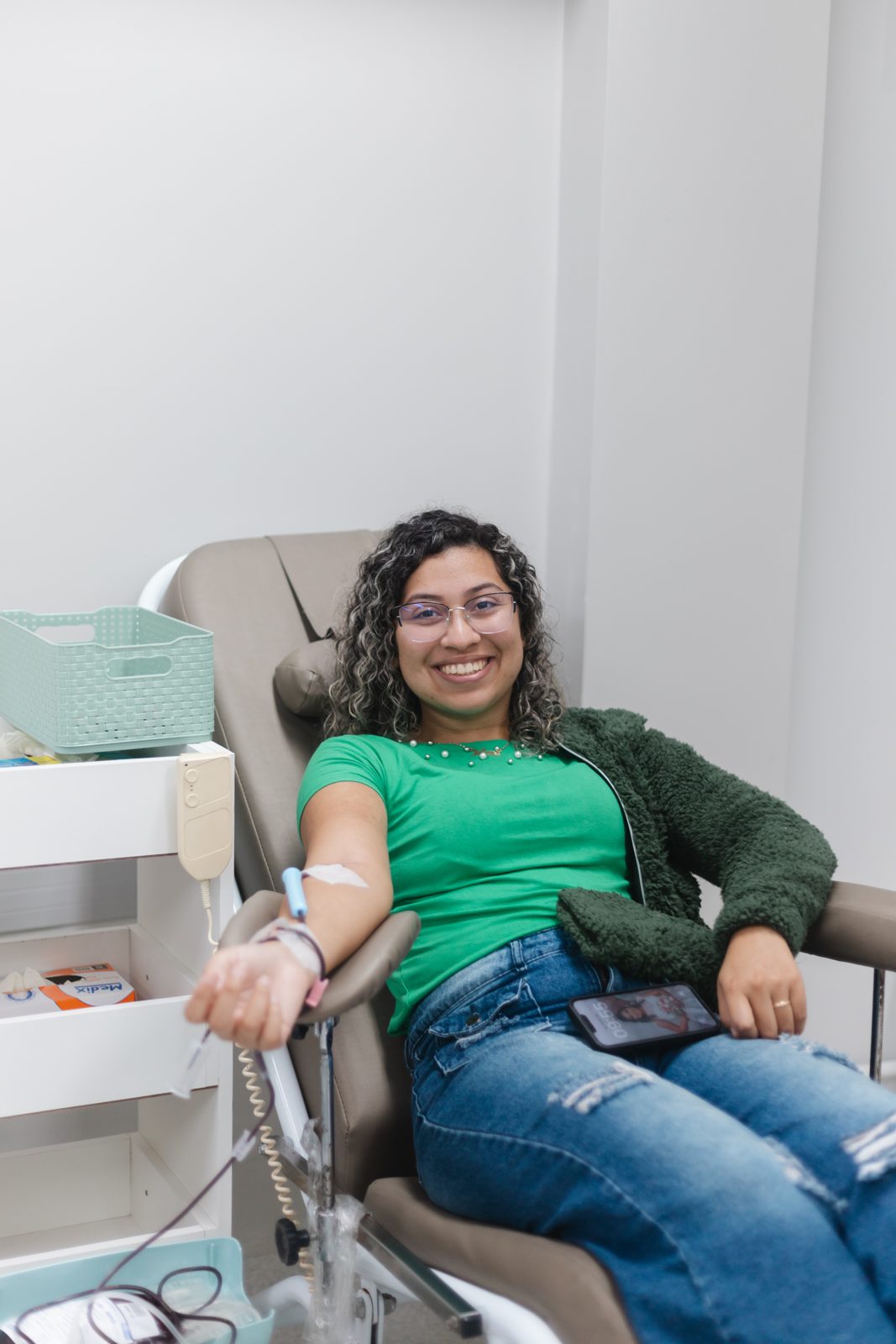 Doadora sorrindo durante a coleta em unidade do Hemovida